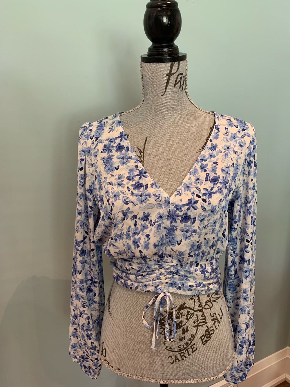H&M Women's Blue Floral Crop Top